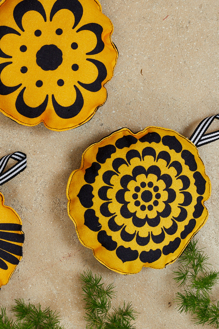 Adorno para puertas y armarios folklore amarillo