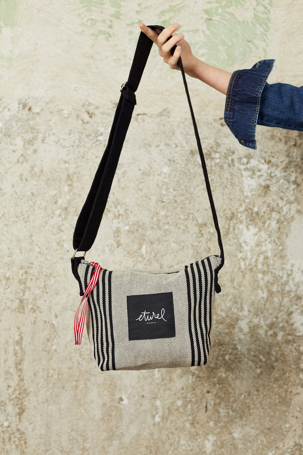 Bolso bandolera sarga de burgos negro manoBolso bandolera sarga de burgos negro
