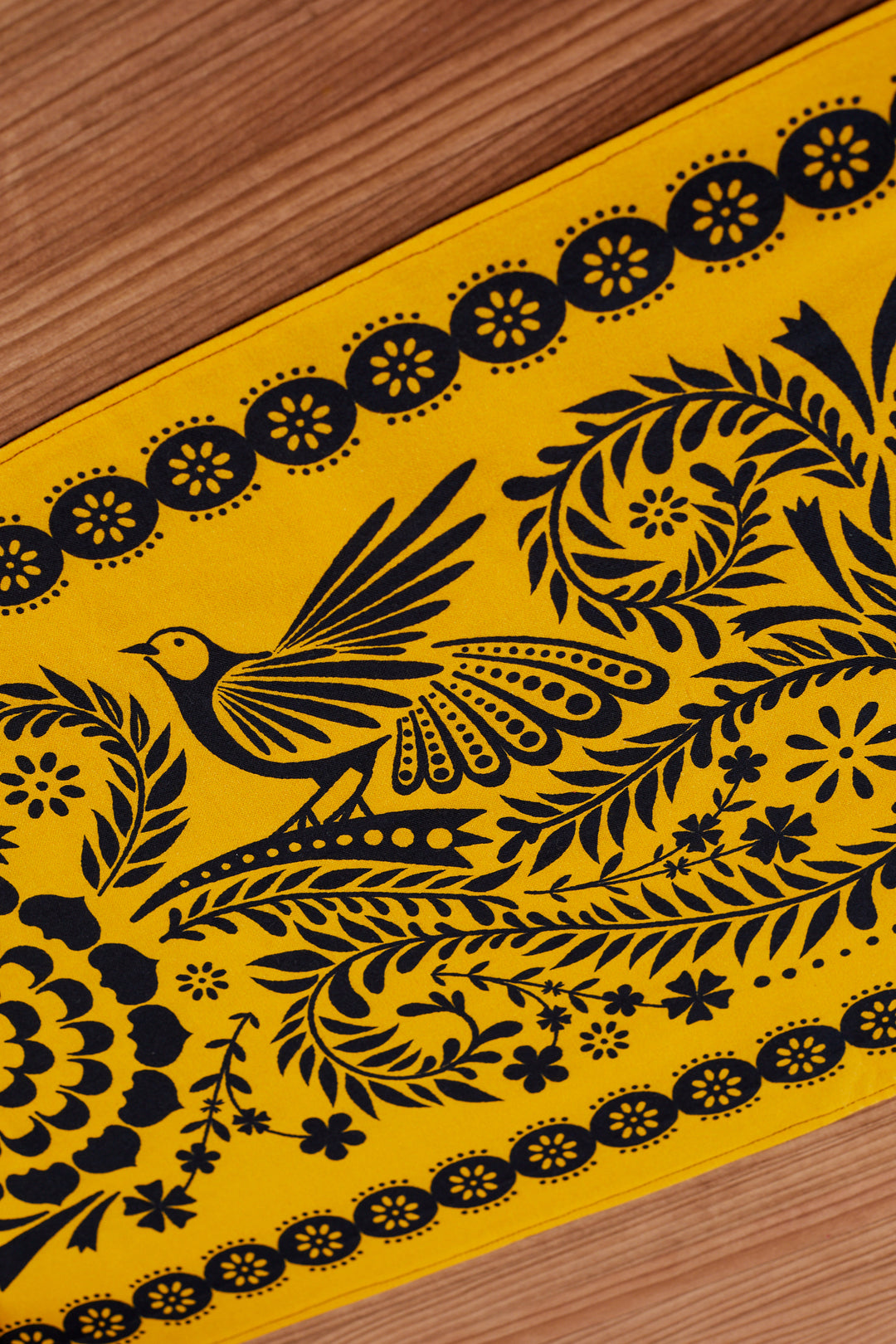 Camino de mesa folklore amarillo