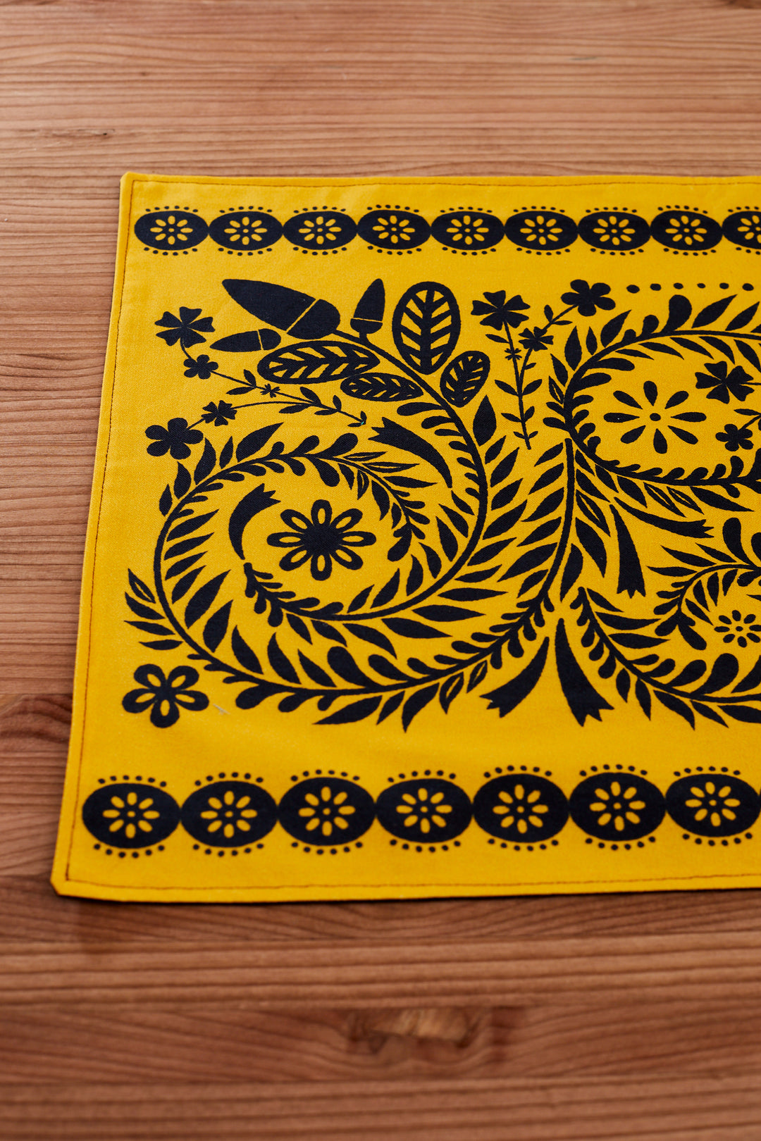 Camino de mesa folklore amarillo