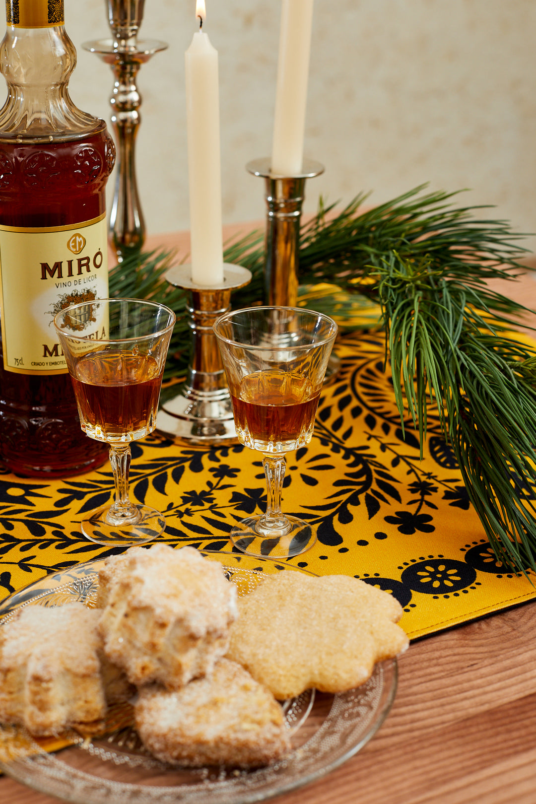 Camino de mesa folklore amarillo