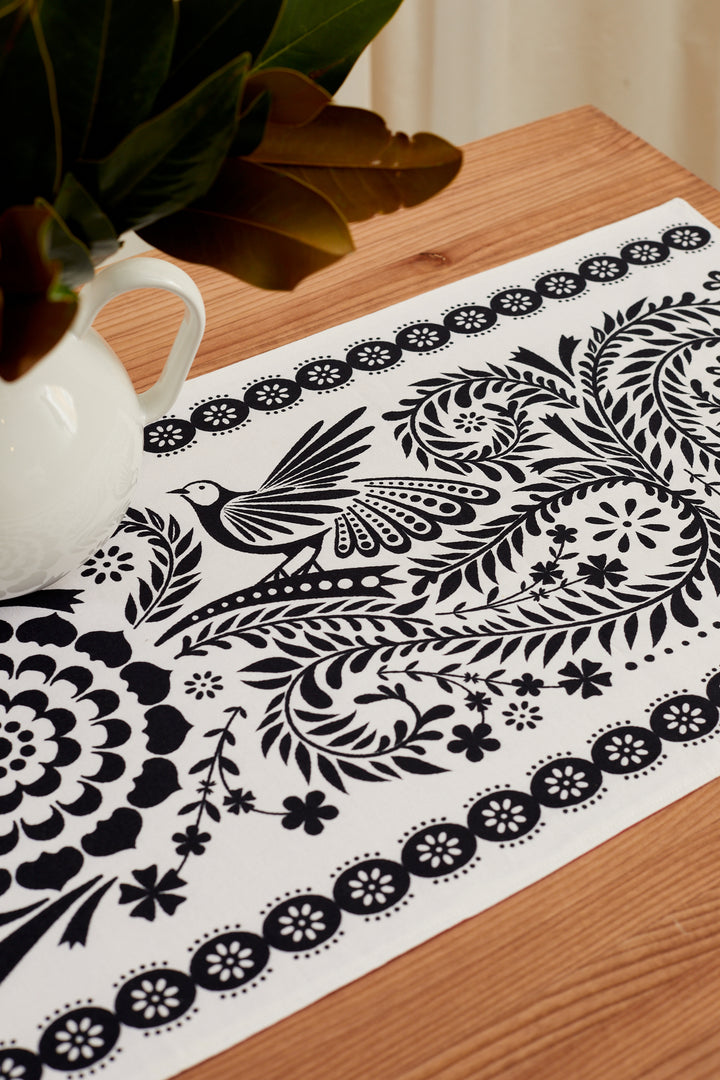 Camino de mesa folklore blanco