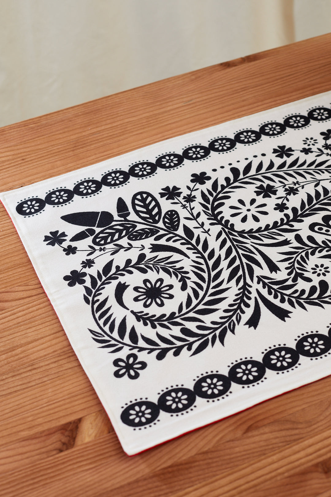 Camino de mesa folklore blanco