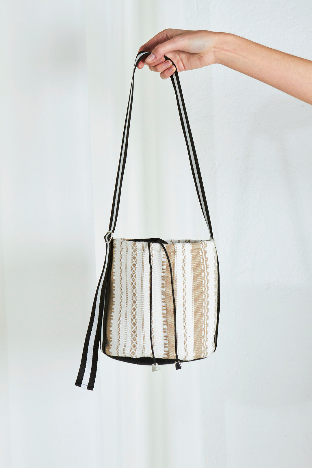 Bolso circular Alpujarra beige y crudo mano