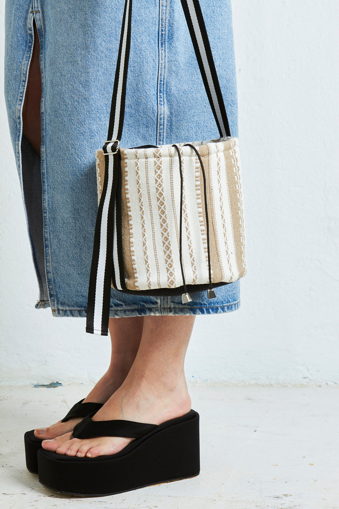 Bolso circular Alpujarra beige y crudo detalle