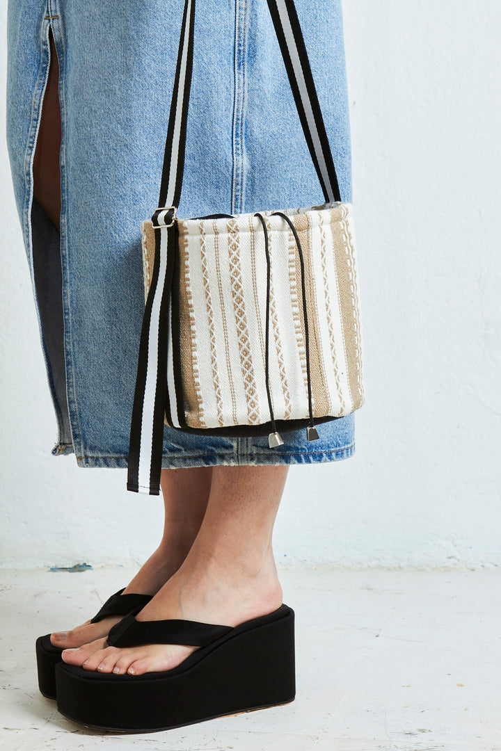 Bolso circular Alpujarra beige y crudo detalle