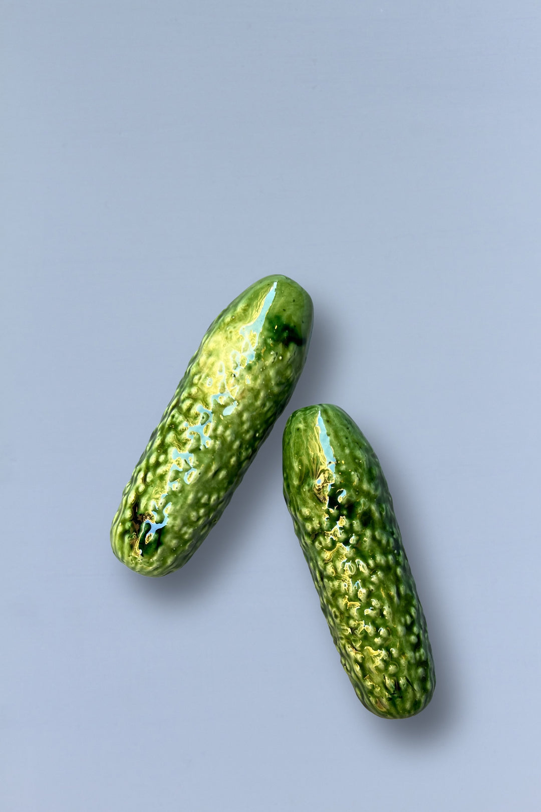 Pepino réplica de cerámica esmaltada