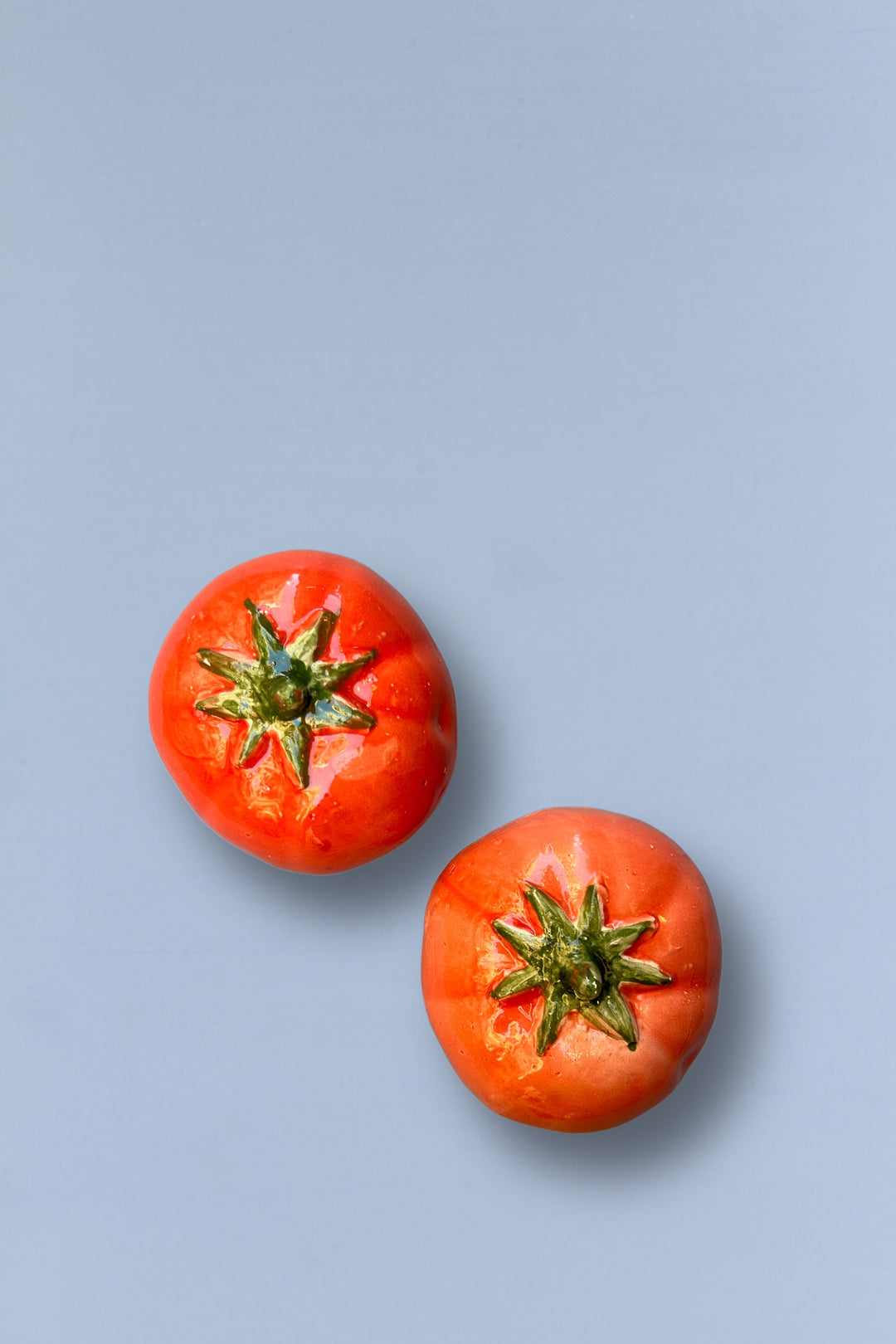 Tomate réplica de cerámica esmaltado superior cerca