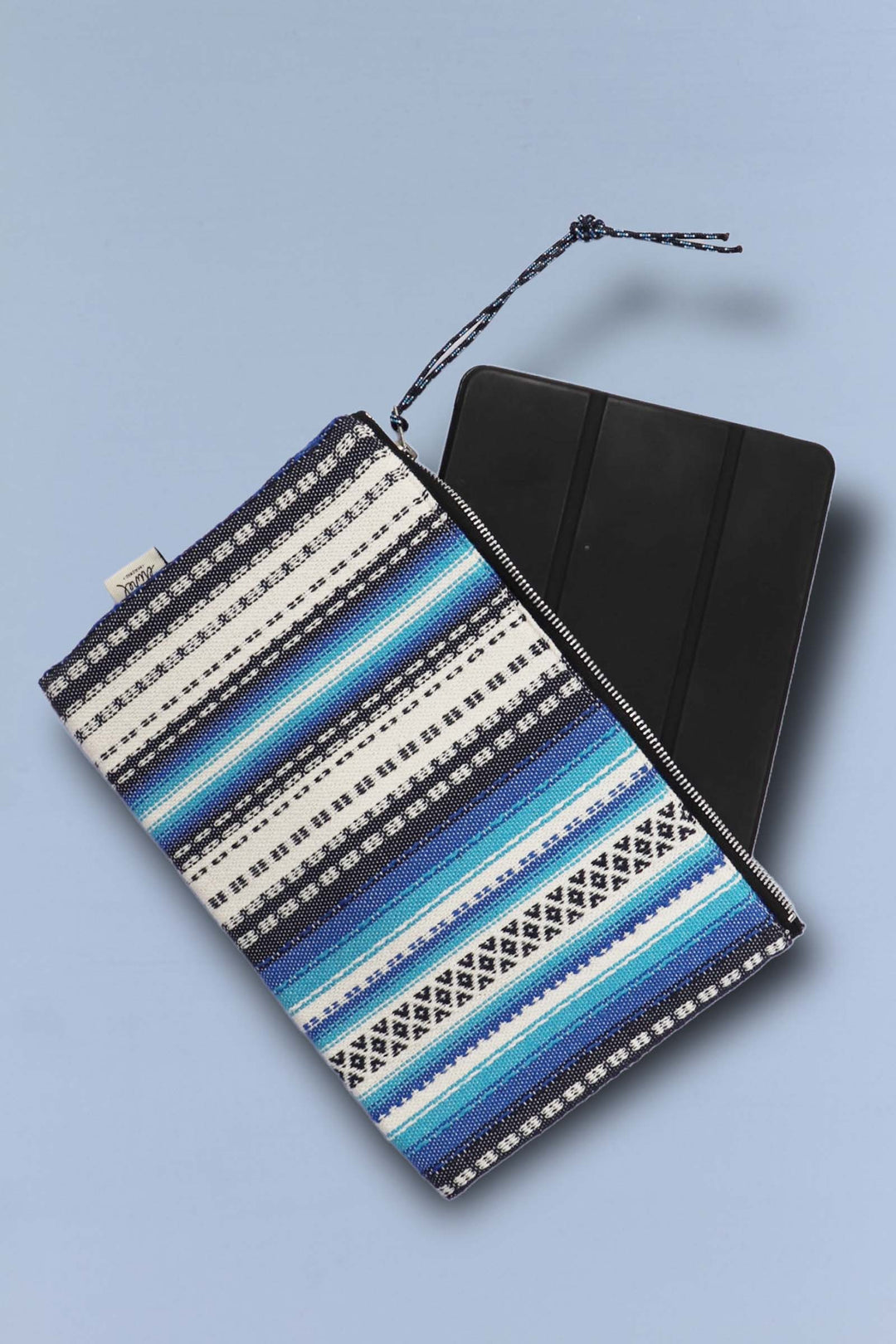 Funda de ipad o cartera Alpujarra tonos azules con ipad