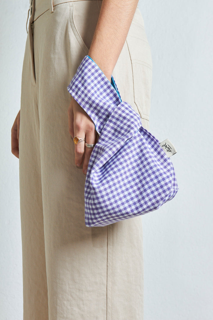 Bolso hatillo mini reversible cuadros vichy malva y azul lateral