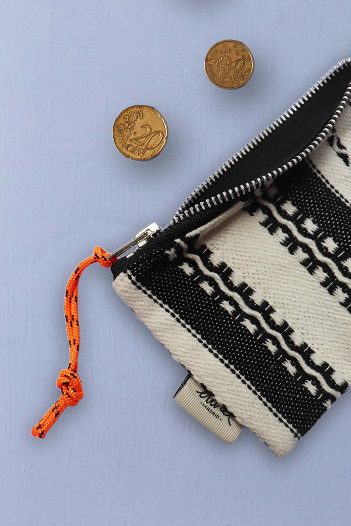 Monedero alpujarra blanca y negra detalle detalle