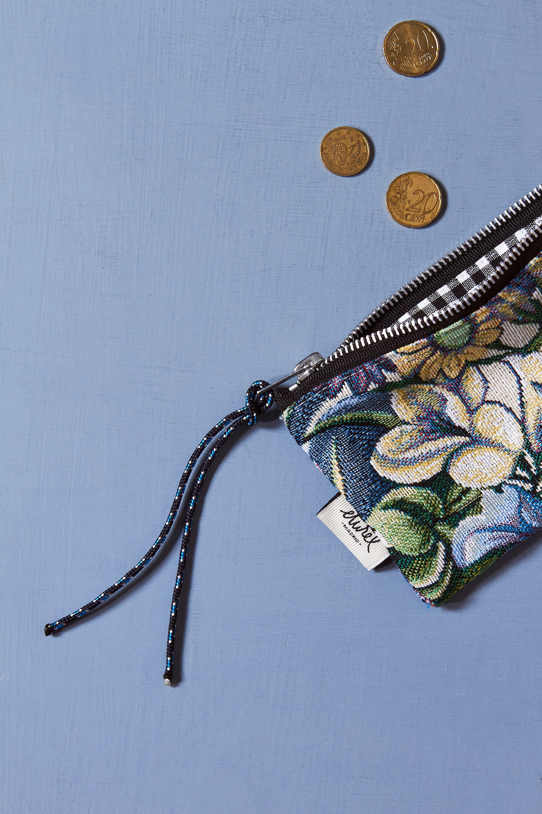 Monedero Tejido jacquard flores azules superior detalle