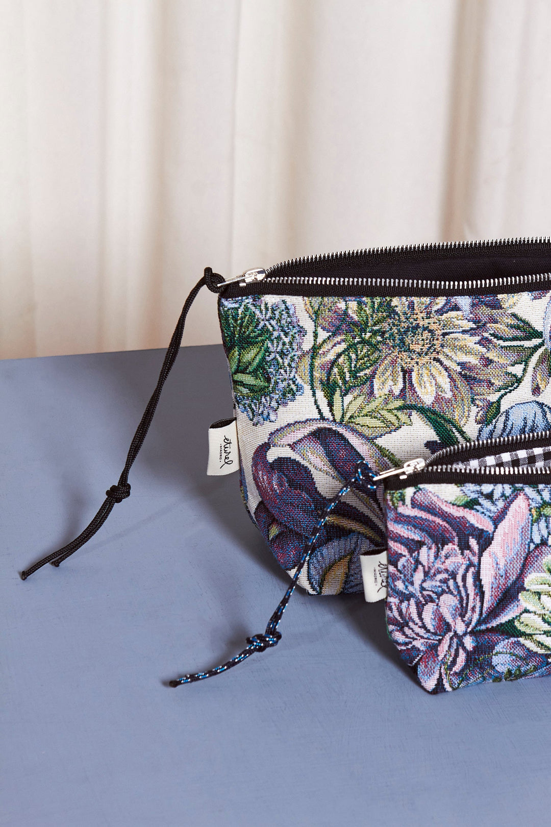 Neceser y monedero tejido jacquard flores azules detalle
