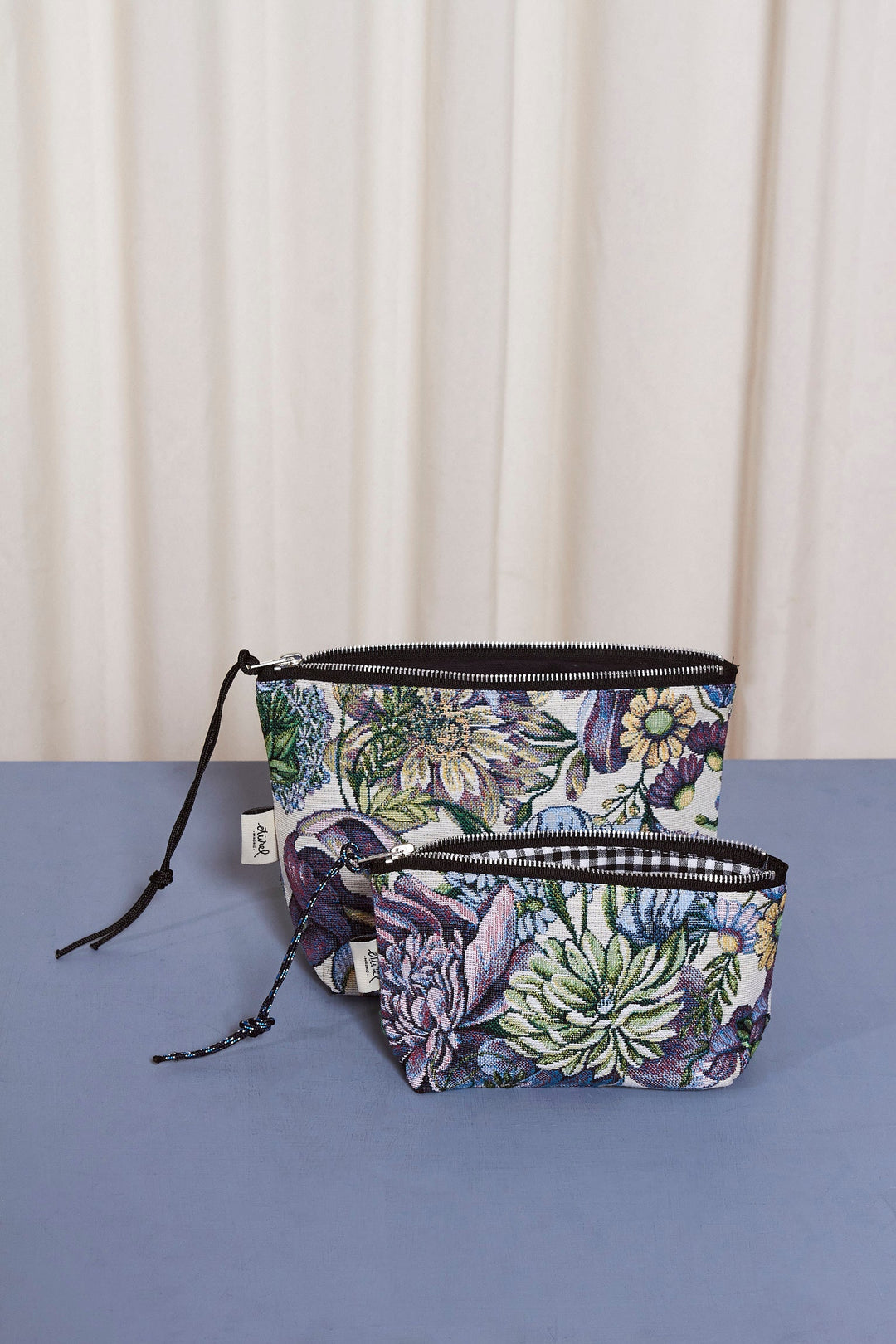 Neceser y monedero tejido jacquard flores azules detalle