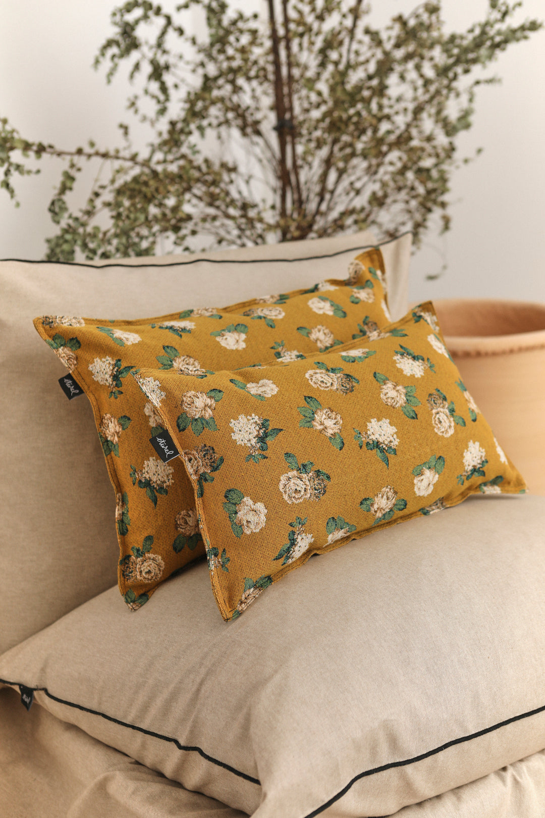 Funda cojín tejido jacquard flores rosas
