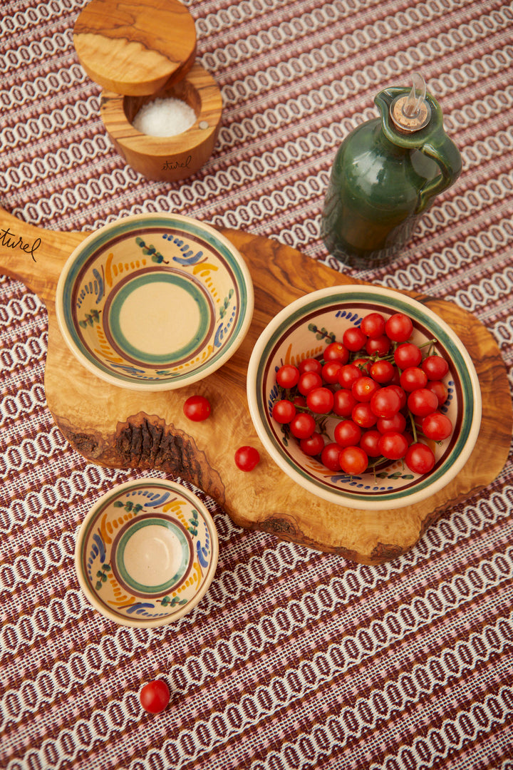 Tabla de madera de olivo irregular con mango mediana