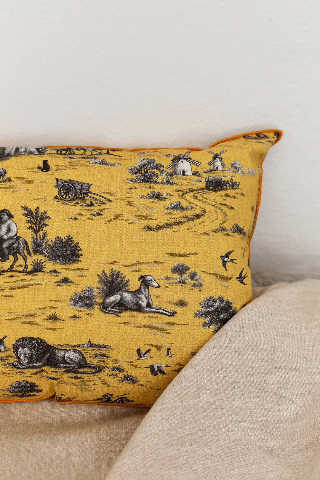 Funda cojín quijote amarillo