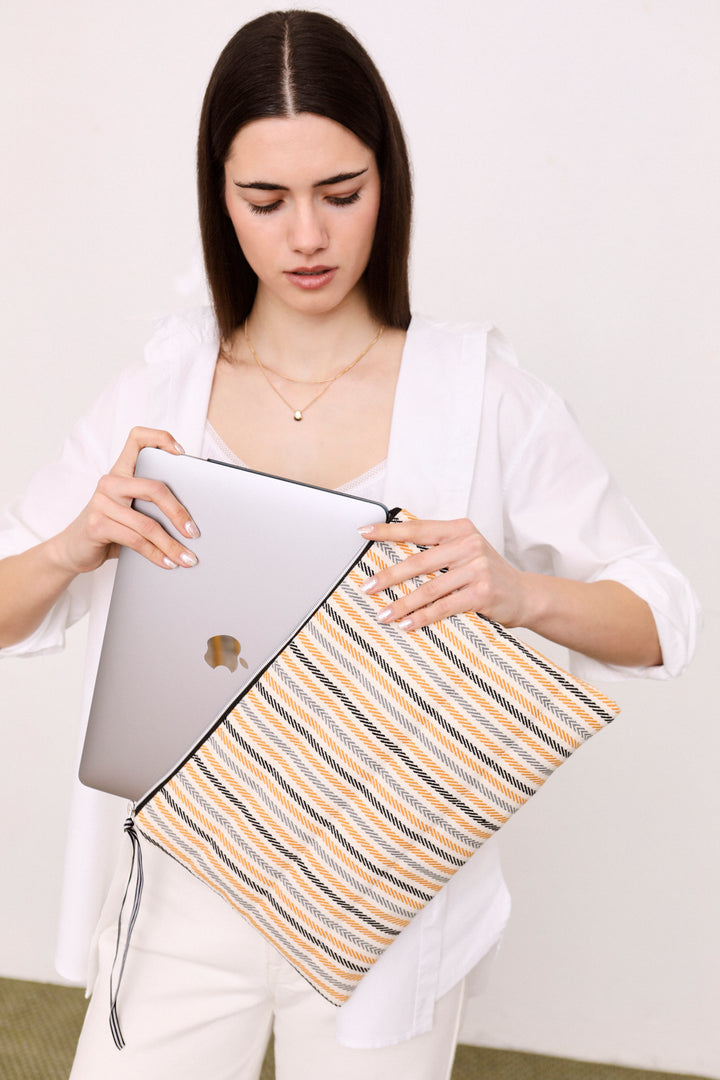 Funda de ordenador sarga de burgos miel