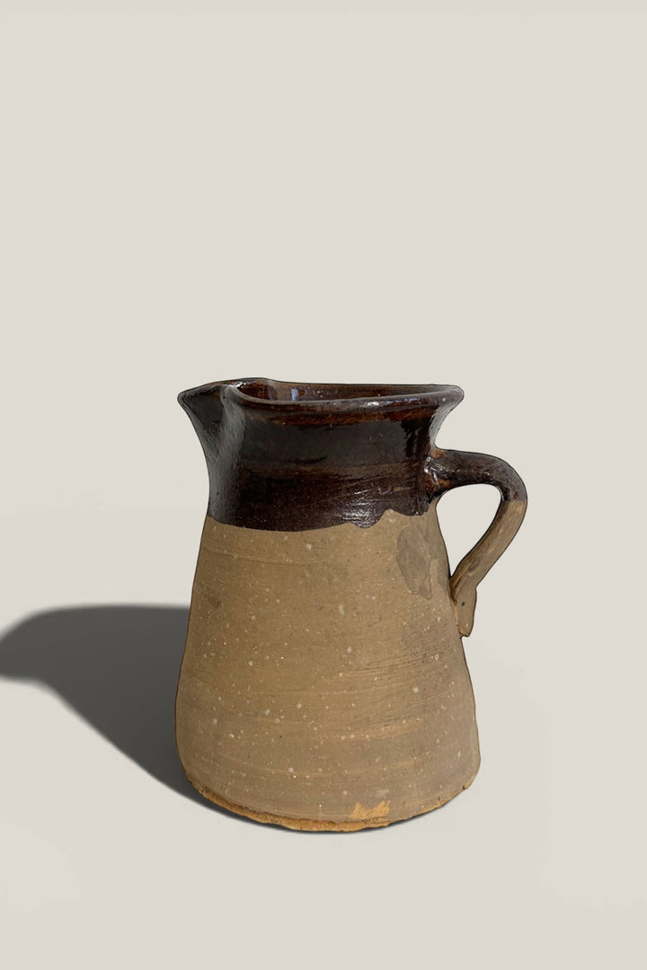 Jarro de barro carbón