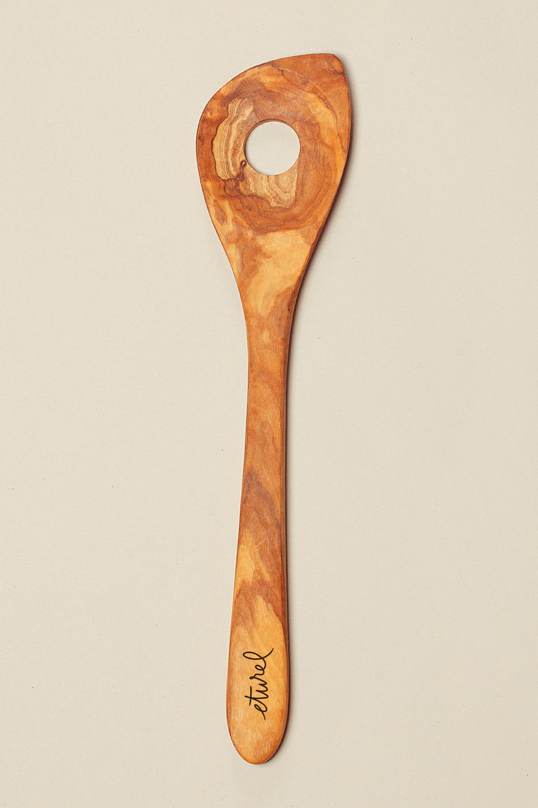 Cuchara con agujero de madera de olivo
