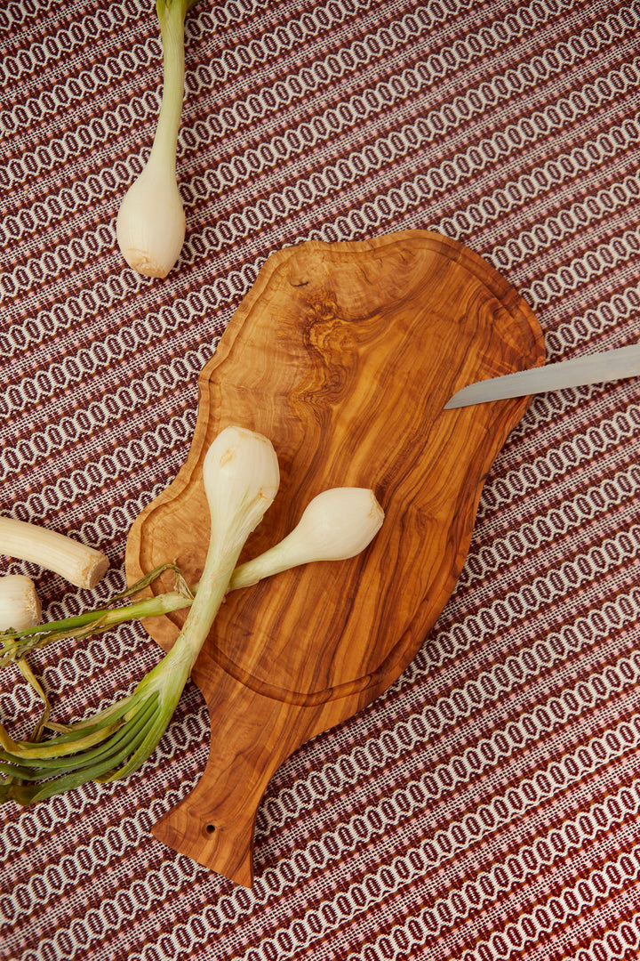 Tabla de madera de olivo irregular con mango grande