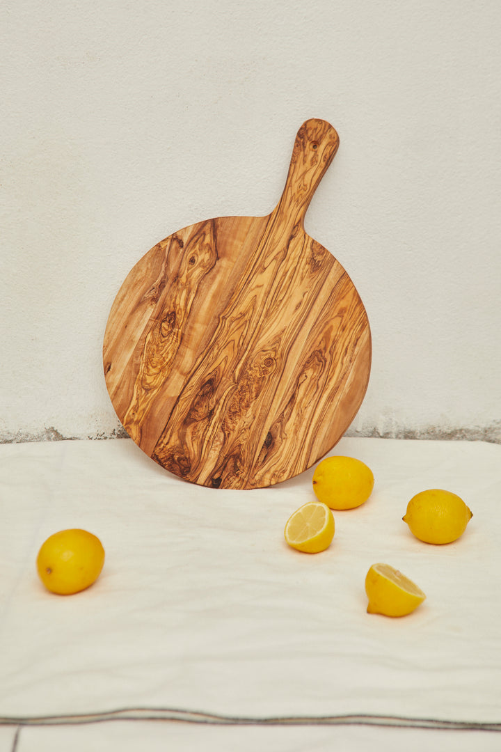 Tabla de madera de olivo redonda con mango