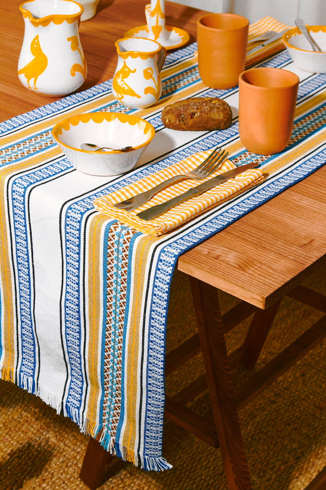 Camino de mesa tejido morellano azul y amarillo mesa detalle