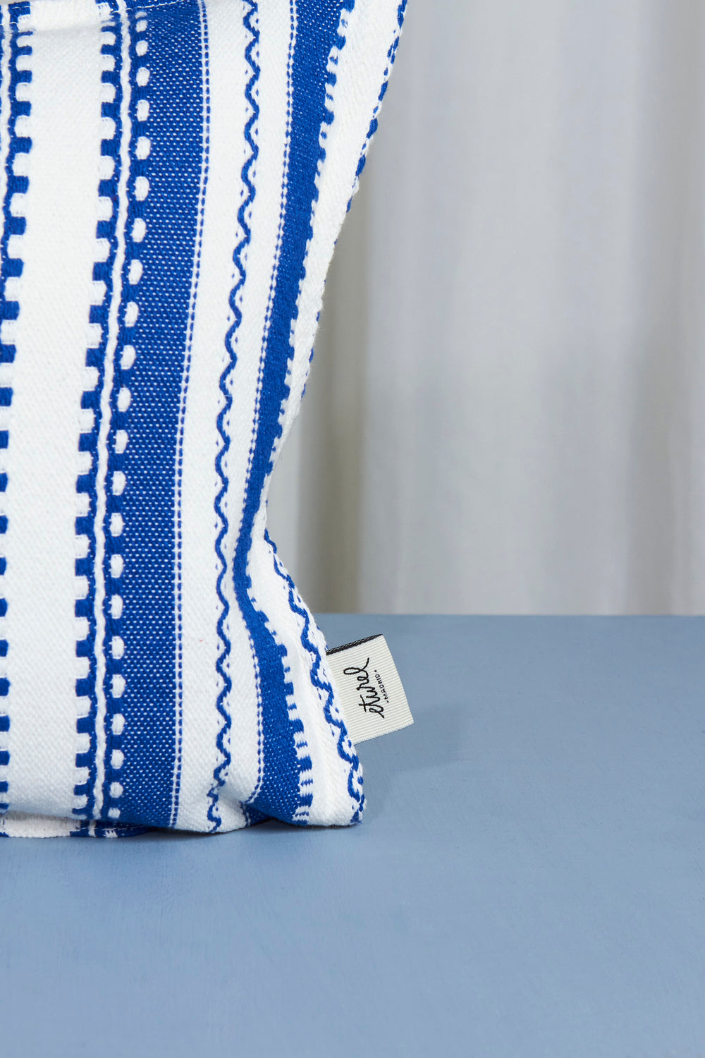 Cojín Alpujarra azul y blanca 30cmx50cm etiqueta