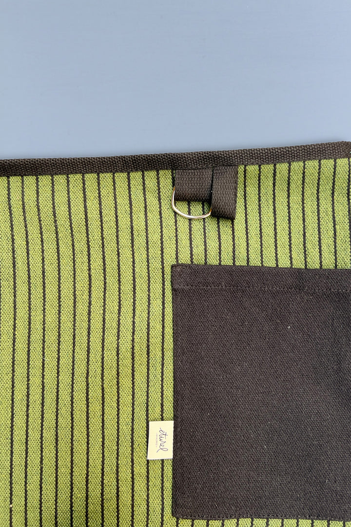 Delantal corto tejido canario verde oliva detalle