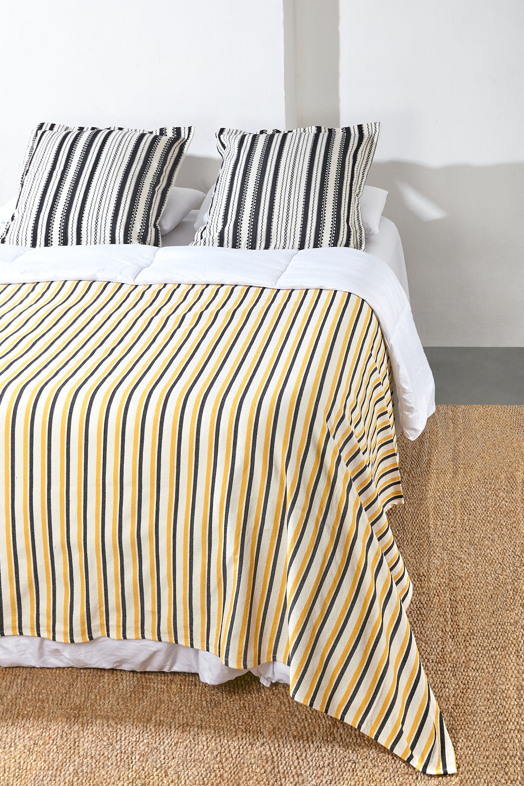 Colcha cubre cama y sofá tejido canario amarillo y negro