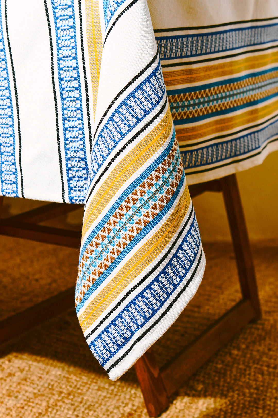 Mantel 150cm x 250cm tejido morellano azul y amarillo detalle