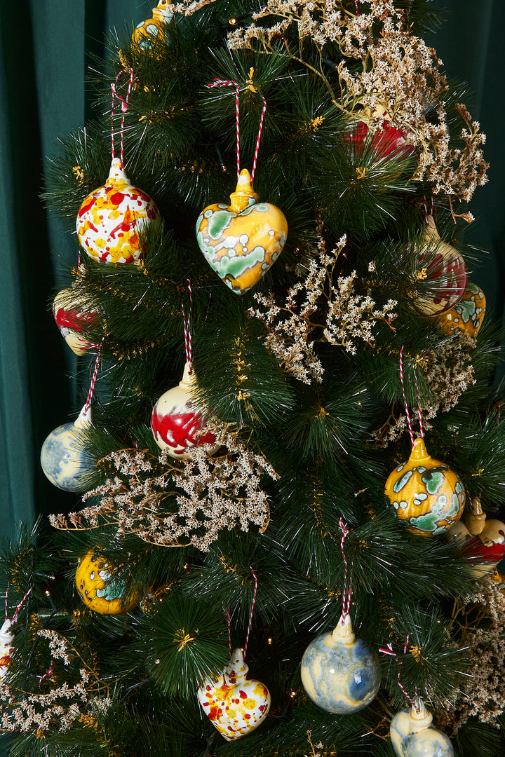 Corazón de navidad cerámica amarillo detalle arbol